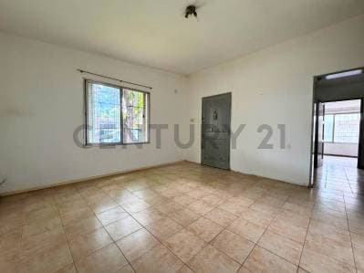 Venta Casa de 3 Dormitorios con patio y cochera en Parque Field, Rosario - 4