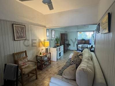 Casa con dos departamentos venta en bloque zona residencial - 2