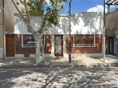 Casa 3 Dormitorios con Patio a Pasos de Calle Belgrano - VENADO TUERTO - 2