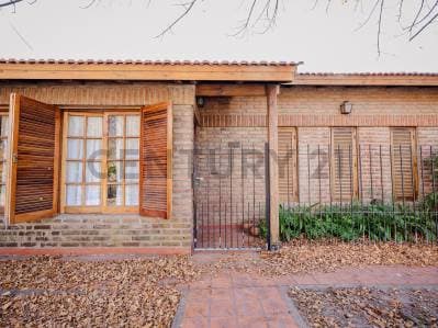 Casa dos dormitorios Frente a Plazoleta en una de las Mejores Zonas de Gonnet - 2