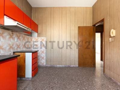 Vendemos 3 ambientes con terraza propia - Permuta. - 3