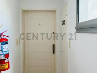 Venta Departamento. Un Dormitorio mas escritorio (2do dormitorio) y Cochera cubierta. Calle 11 62 y - 5