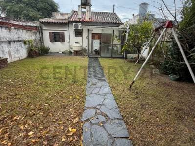 Casa en venta en Ringuelet a refaccionar con 2 dormitorios y parque - 3