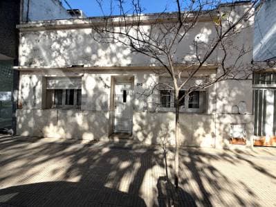 OPORTUNIDAD EN PLENO CENTRO DE VENADO TUERTO - CASA A RECICLAR CON LOTE DE GRAN DIMENSION + PILETA - 4