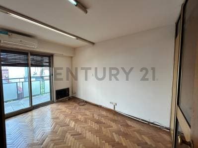 VENTA OFICINA CENTRO AL FRENTE + BALCÓN CON FINANCIACIÓN DIRECTA - Principal