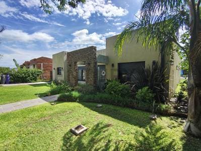 Venta de Casa 4 AMBIENTES en Luján - Principal
