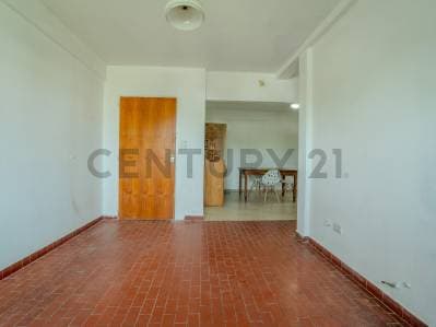 VENTA DEPARTAMENTO DOS DORMIS + COCHERA EN LOS HORNOS - 2