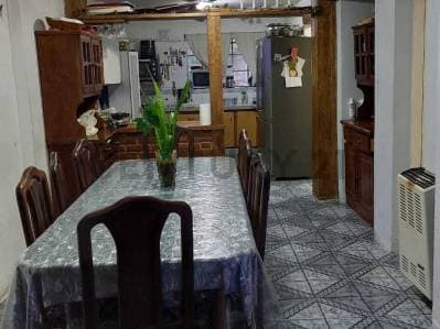 Casa 4 dormitorios , amplias dependencias, patio y entrada para auto - 3