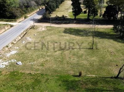Terreno de 20x40 sobre Juan Cavanagh frente al Polo Club – VENADO TUERTO - 2