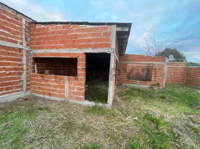 TERRENO EN VENTA CON PARED PERIMETRAL E INICIO DE CONSTRUCCION - 2