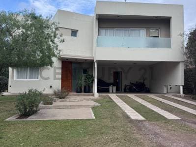 Exclusiva casa en alquiler en Valle Escondido - Principal
