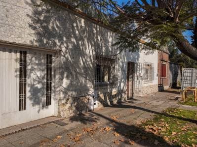 VENTA – Casa 3 Ambientes sobre Lote Propio con Cochera, Patio y Terraza – Caseros - 2