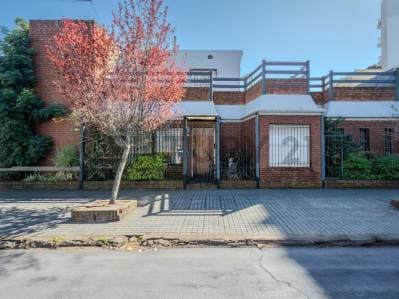 VENTA CASA 4 AMB + OFICINA CON COCHERA EN CASEROS PERMUTA - Principal