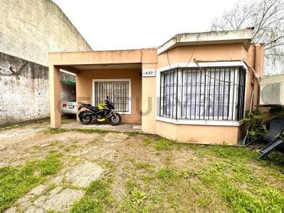 VENTA CASA 4 AMBIENTES VILLA TESEI GRAN LOTE - 2