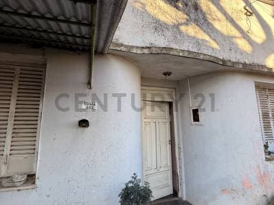 CASA CON GRAN TERRENO EN VENTA ! EN EXCELENTE UBICACIÓN EN VENADO TUERTO - 3