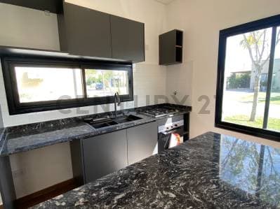 CASA CON PILETA PARQUIZADA EN SAN RAMON - 5