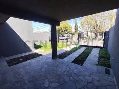 Casa de 3 ambientes en lote propio de 370m2 totalmente remodelada a nueva - Principal