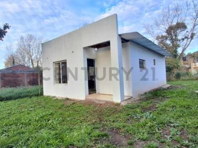 Venta - Casa sobre lote en Barrio Felix U Camet - 2