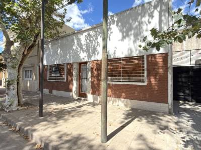 Casa 3 Dormitorios con Patio a Pasos de Calle Belgrano - VENADO TUERTO - 3