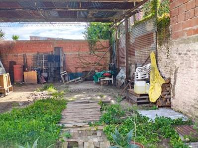 10 ENTRE LISBOA Y MONTEVIDEO BERISSO, 2 CASAS EN BLOQUE EN VENTA . - 3