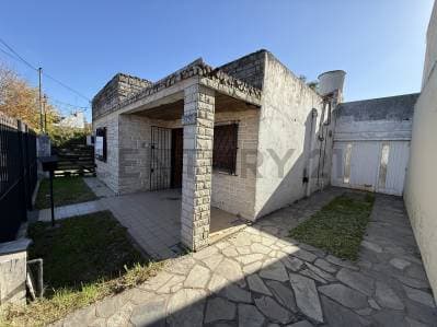VENTA Casa 3 Amb. con Patio, Cochera , QUINCHO y Terraza – Zona Comercial – Escritura y Planos – Los - Principal