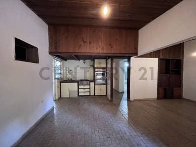 Calle 140 e/ 56 y 57 | Casa en venta de 3 Dormitorios a refaccionar - 3