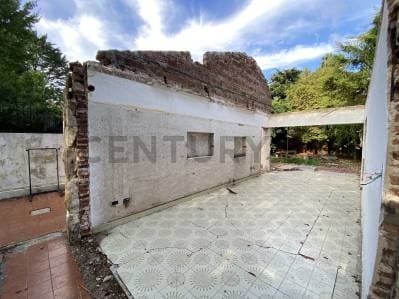 Oportunidad: Lote con estructura a reciclar en venta – City Bell - Principal