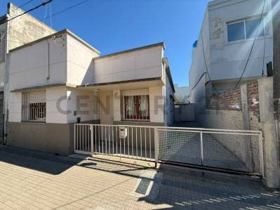 37 y 24 - Casa en venta de 2 dormitorios - La Plata, Barrio La Loma - Principal
