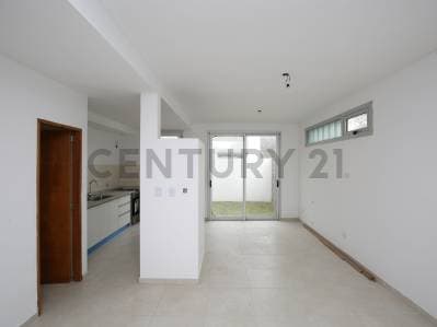 CASA DUPLEX EN VENTA EN LA PLATA A ESTRENAR DE 2 DORMITORIOS Y COCHERA - 2