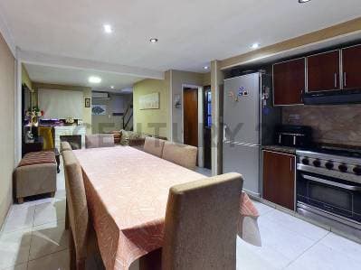 VENTA CASA 5 AMBIENTES CON PILETA, QUINCHO Y JARDÍN EN HURLINGHAM - 4
