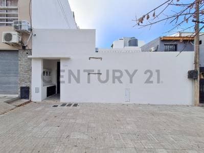 Departamento de 2 dormitorios con patio en venta en La Plata - 2