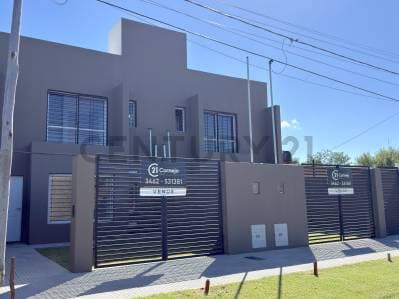 PH DE 2 DORMITORIOS Y 2 BAÑOS CON AMPLIO PATIO VERDE - VENADO TUERTO - 2