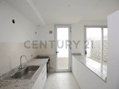 CASA DUPLEX EN VENTA EN LA PLATA A ESTRENAR DE 2 DORMITORIOS Y COCHERA - 5