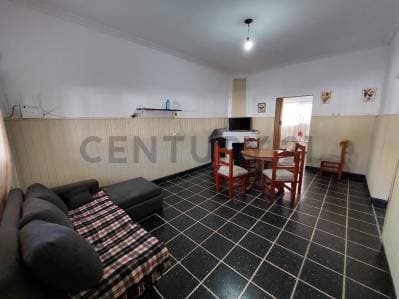Venta Casa 3 ambientes c/ garage, parque y quincho. Zona Parque Luro - 2