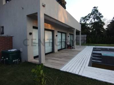 CASA EN VENTA CON PILETA BARRIO AEROPUERTO - 2