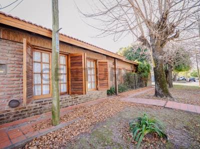 Casa dos dormitorios Frente a Plazoleta en una de las Mejores Zonas de Gonnet - 3