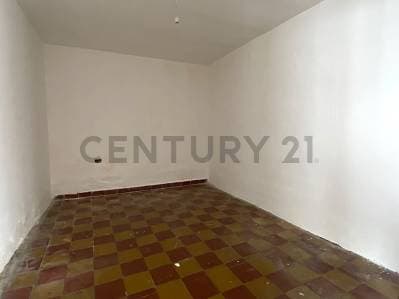 OPORTUNIDAD Propiedad de uso mixto con potencial comercial en Zona Centrica - 4