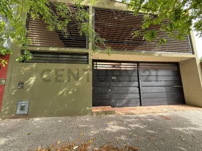 CASA 3 DORMITORIOS A LA VENTA CON COCHERA DOBLE Y PILETA, EN LA PLATA - Principal