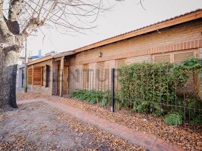 Casa dos dormitorios Frente a Plazoleta en una de las Mejores Zonas de Gonnet - 4