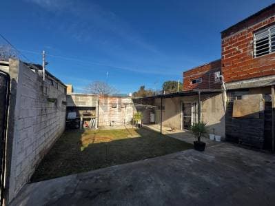 Vendo Casa con amplio lote - 5