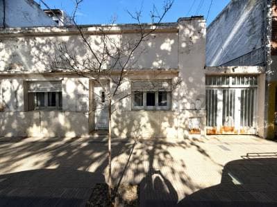 OPORTUNIDAD EN PLENO CENTRO DE VENADO TUERTO - CASA A RECICLAR CON LOTE DE GRAN DIMENSION + PILETA - 5
