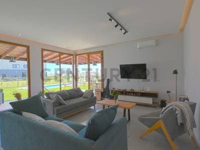 CASA 5 AMBIENTES AREA 6 SAN SEBASTIAN CON PILETA - 2