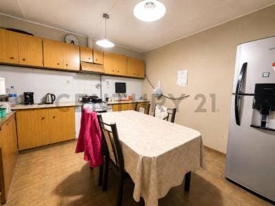 Century21 López ofrece a la venta Casa con departamento independiente y gran Galpón techado. - 5