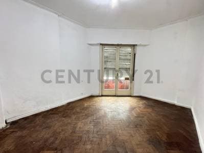 Oportunidad para reciclar en ubicación premium | 3 dormitorios | La Plata - 3