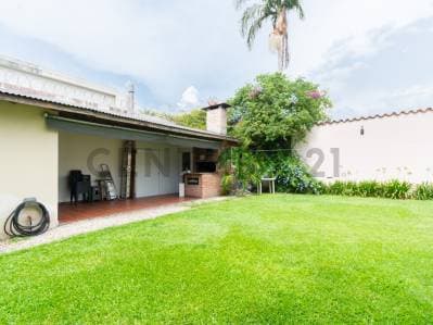 VENTA CASA 5 AMBIENTES CON COCHERA, GRAN JARDIN Y PARRILLA EN ITUZAINGÓ - Principal