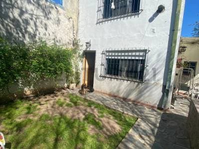CASA EN VENTA 3 DORM, COCHERA, BAÑO, QUINCHO Y PILETA. Excelente Ubicación! Posible permuta depto 1 - Principal