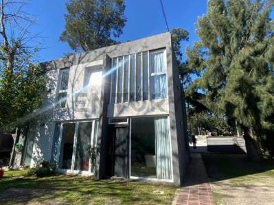 Dúplex en venta en City Bell 485 e 31 y 31bis con cochera y patio. - 2