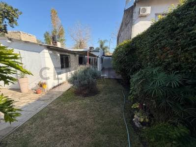 CASA LOTE PROPIO LIMITE CIUDAD JARDIN Y CASEROS C/COCHERA Y JARDIN - 2