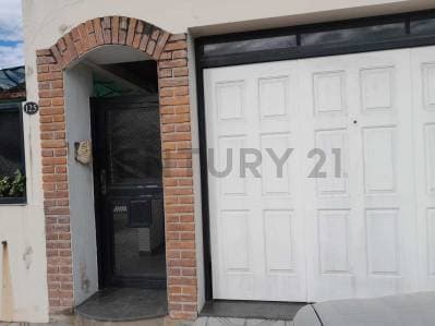 VENTA DE HERMOSA CASA DOBLE COCHERA DESARROLADA EN DOS PLANTAS, TRES DORMITORIOS, DOS BAÑOS, COCINA - 2