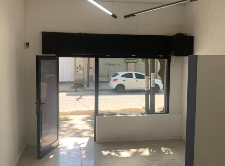 Local + 2 Privados + 2baños + Kitchinet. Venta Guido 261 Quilmes - 2